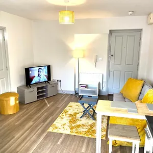  Apartment Stylish Cosy And Bright - Fantastic Location - Perfect For Business Or Solo Travellers